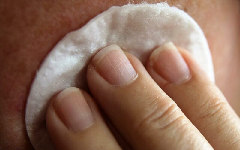 Jak wykonać masaż twarzy w domowych warunkach?