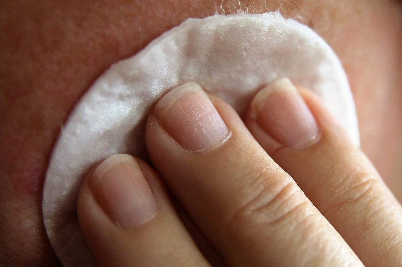 Jak wykonać masaż twarzy w domowych warunkach?